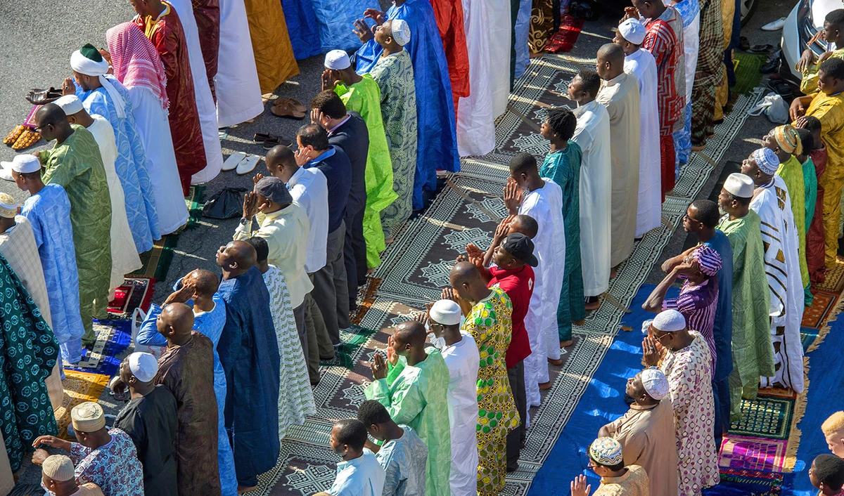 Worshipers in New York's East Harlem neighborhood take part in Eid Al-Fitr prayers in front of the Masjid Aqsa-Salam mosque, on July 17, 2015. (AP/File)