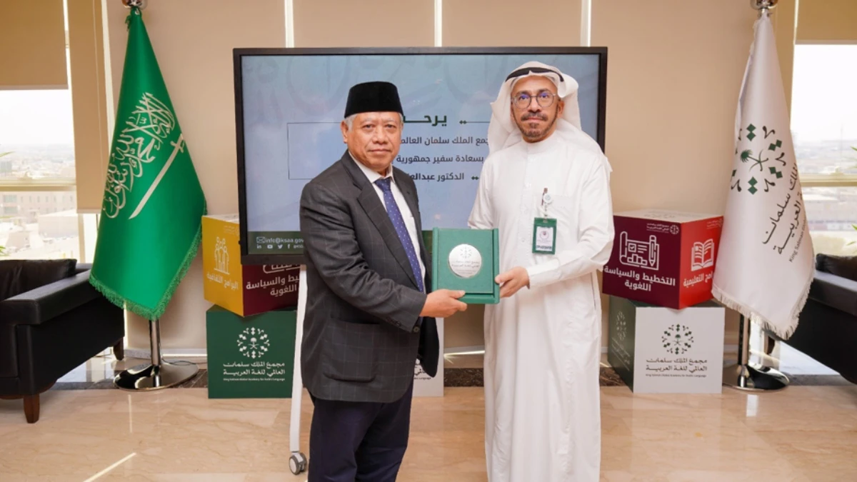 In this photo taken in July 2023, the Indonesian Ambassador to Saudi Arabia Dr. Abdul Aziz Ahmad poses for a picture with KSAA Secretary General Abdullah bin Saleh Al-Washmi. (Indonesian embassy in Riyadh)