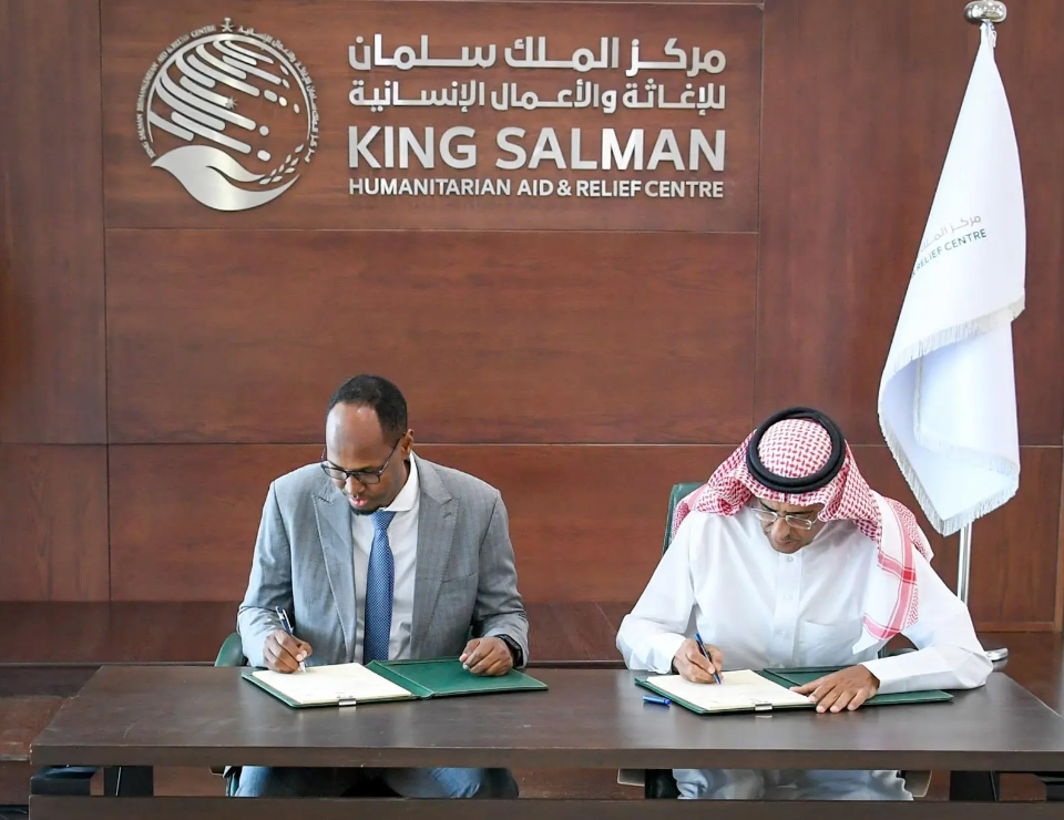 KSRelief signing an agreement with a Somali civil society organization to supply clean drinking water in drought-affected communities. (SPA)