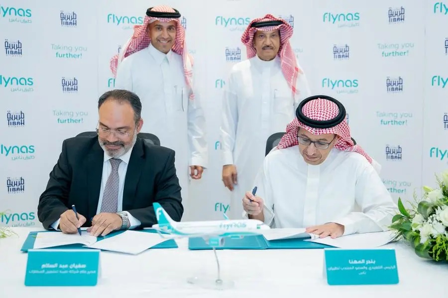 CEO and Managing Director of flynas Bander Almohanna and the Managing Director of Tibah Airports Operations Co. Sofiene Abdessalem signing the agreement. (flynas)