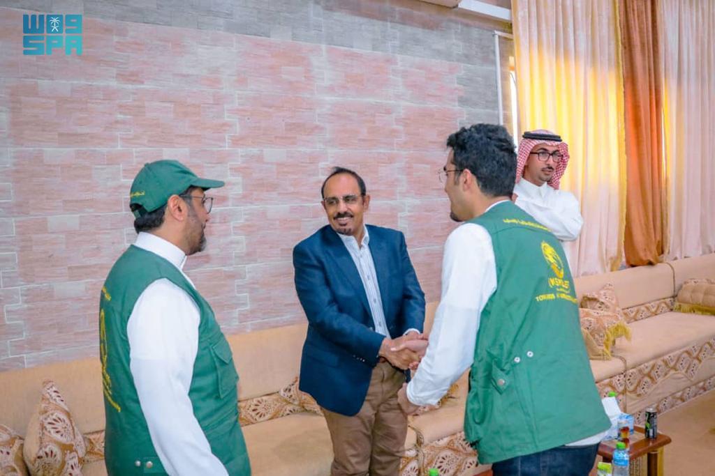 Governor Mabkhout Mubarak bin Madi received in Hadhramaut on Monday delegations representing the King Salman Humanitarian Aid and Relief Center (KSrelief) and Charity Society for Orphan Care in Riyadh (Ensan). (SPA)