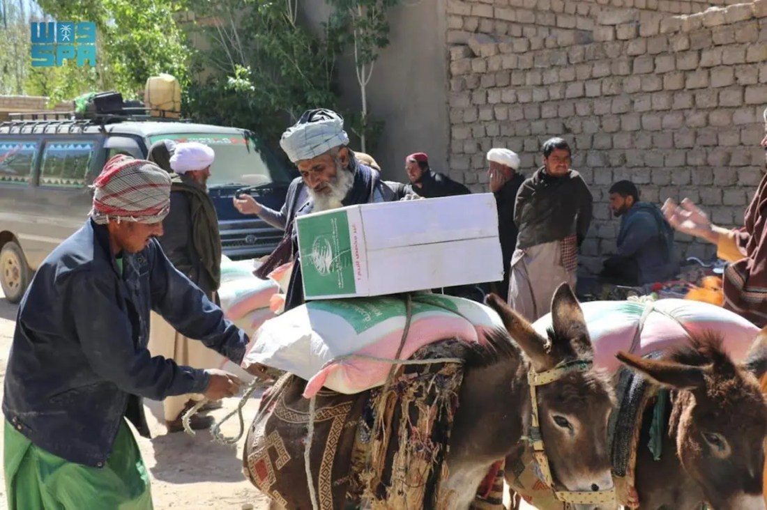Residents of Kabul receive KSrelief food assistance distributed in the Afghan capital on May 10, 2023. (KSrelief)