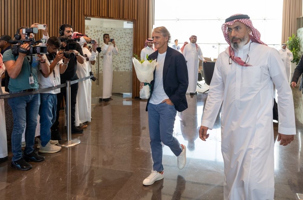 Roberto Mancini arrives in Riyadh. (Twitter/@SaudiNT_EN)