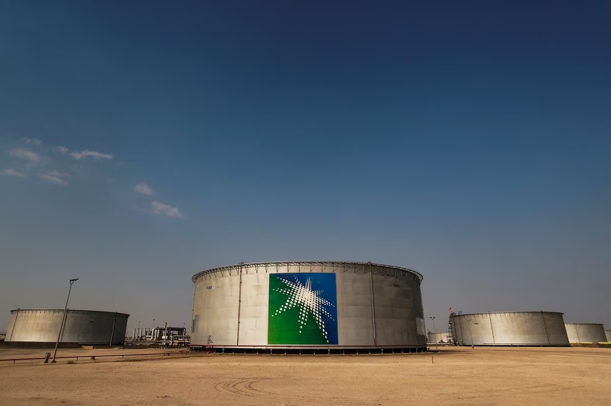 The top oil exporter set its Arab Light OSP to Northwest Europe at $5.70 a barrel against ICE Brent for October and to the US at $7.45 versus ASCI. Reuters