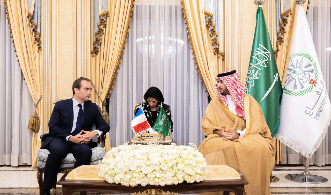 Saudi and French senior military and civil officials attended the meeting. (Saudi Defense Ministry)