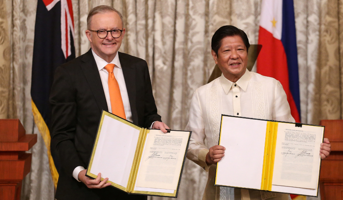 Australia's Prime Minister Anthony Albanese and Philippine President Ferdinand Marcos Jr. pose for a photo after signing the Memorandum of Understanding during his visit at the Malacanang Presidential Palace in Manila, Philippines, September 8, 2023. (REUTERS)