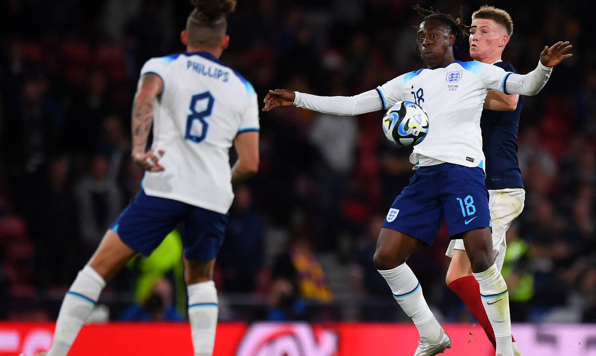 England's midfielder Eberechi Eze (C) vies with Scotland's midfielder Scott McTominay (R) during the international friendly match between Scotland and England Tuesday. The match is also their 150th Anniversary Heritage football match. (AFP)