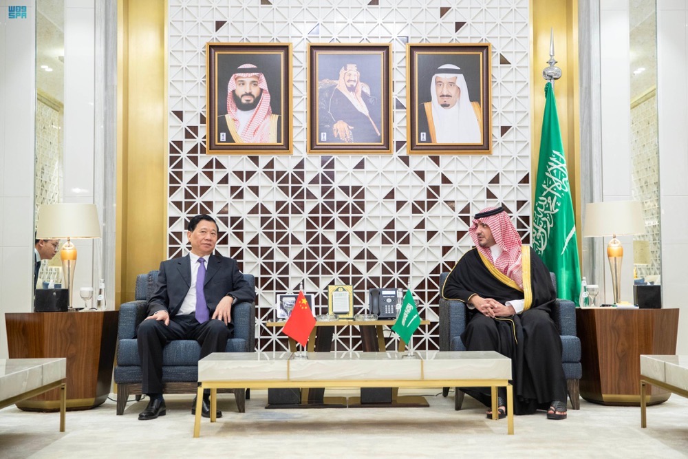 Prince Abdulaziz, right, with Wang Xiangxi. (SPA)