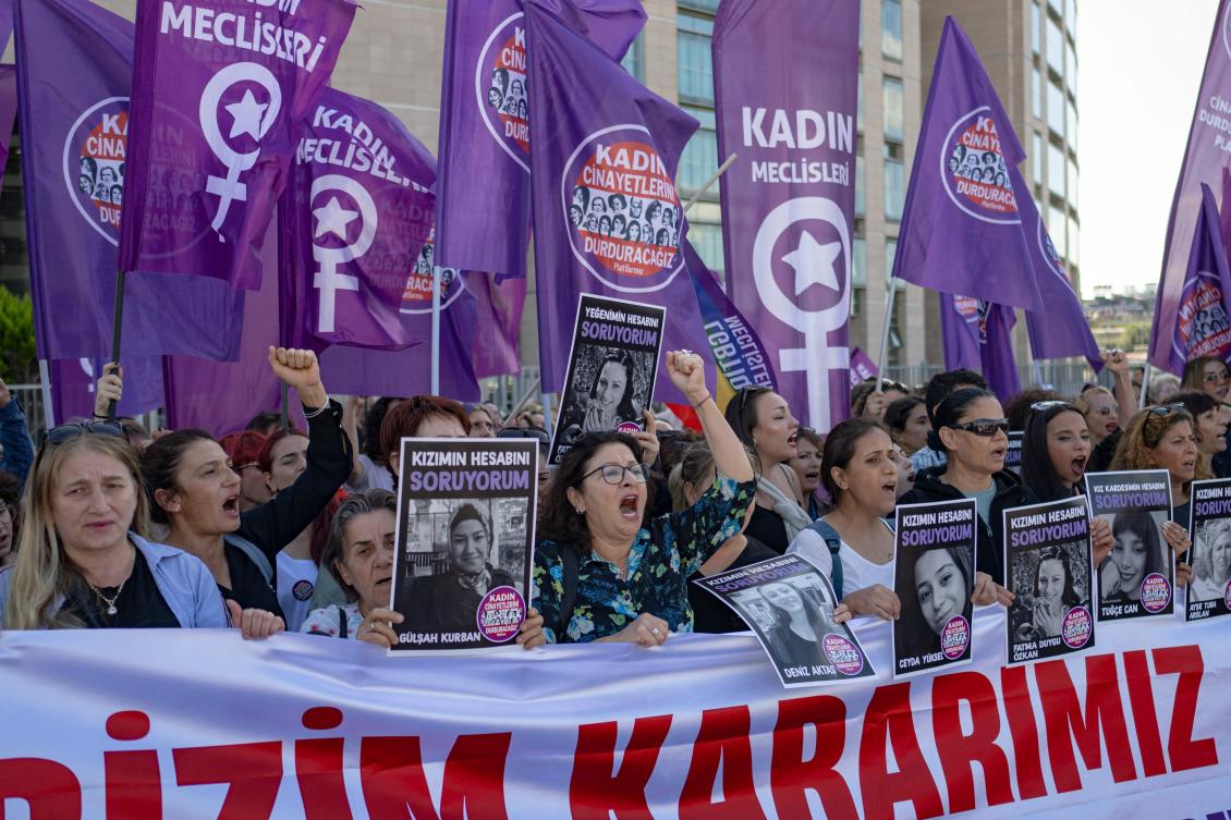 Protesters shout slogans during a demonstration in support of We Will Stop Femicide Platform outside the courthouse in Istanbul on Sept. 13, 2023. (AFP)
