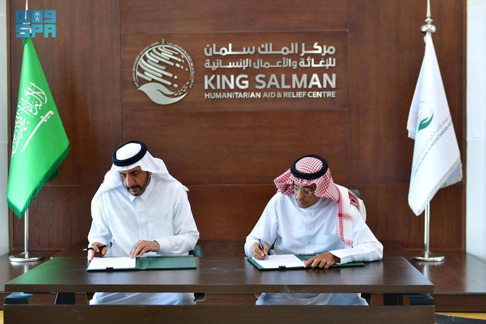 Ahmed bin Ali Al-Baiz, KSrelief assistant general supervisor, signs agreement with Fahd bin Salman Charity Association for Kidney Failure Patients (Kellana) to operate Al-Yusr medical center. (SPA)