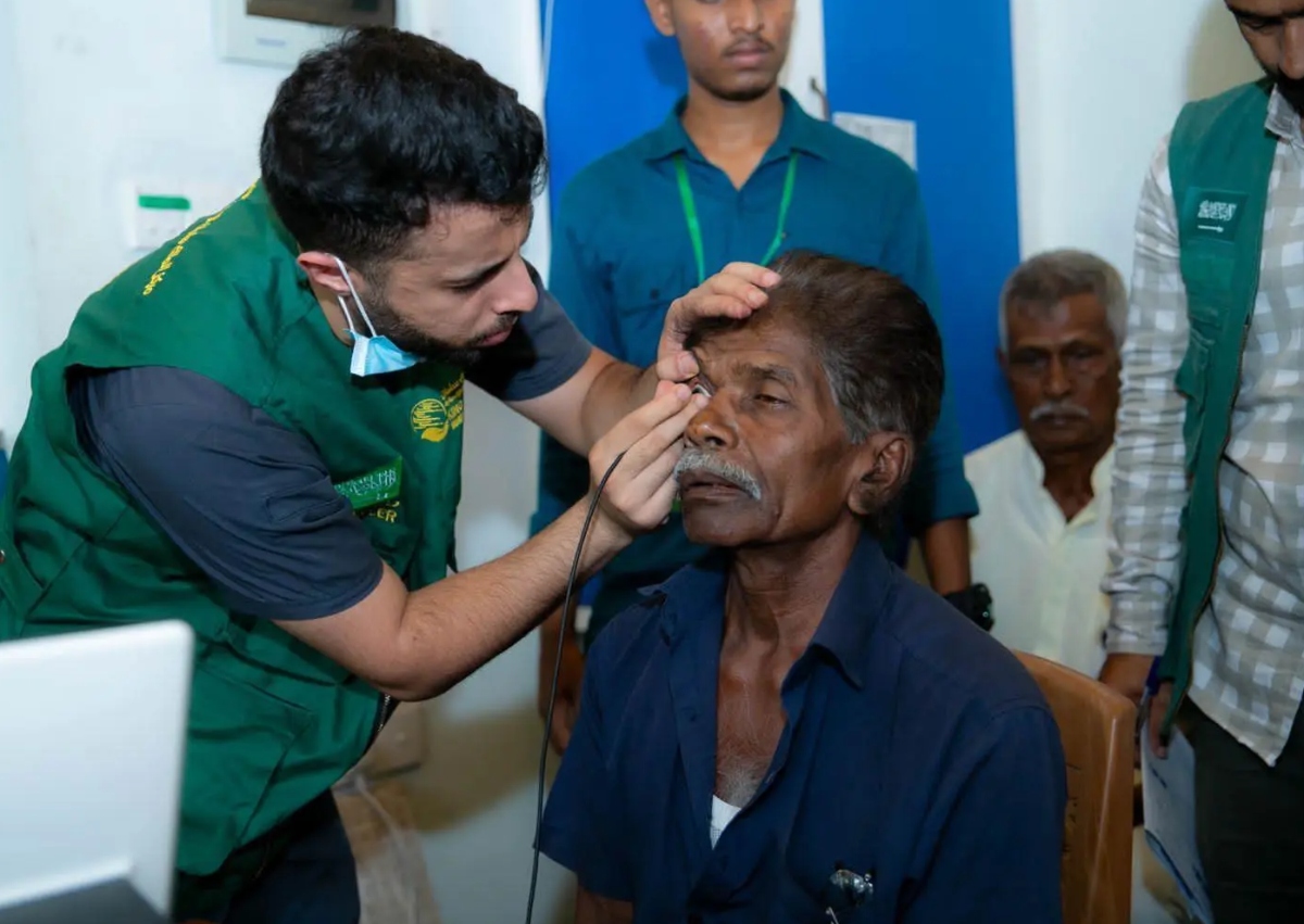 In Sri Lanka, KSrelief launched a project to combat blindness in collaboration with Al-Basar International Foundation. (SPA)