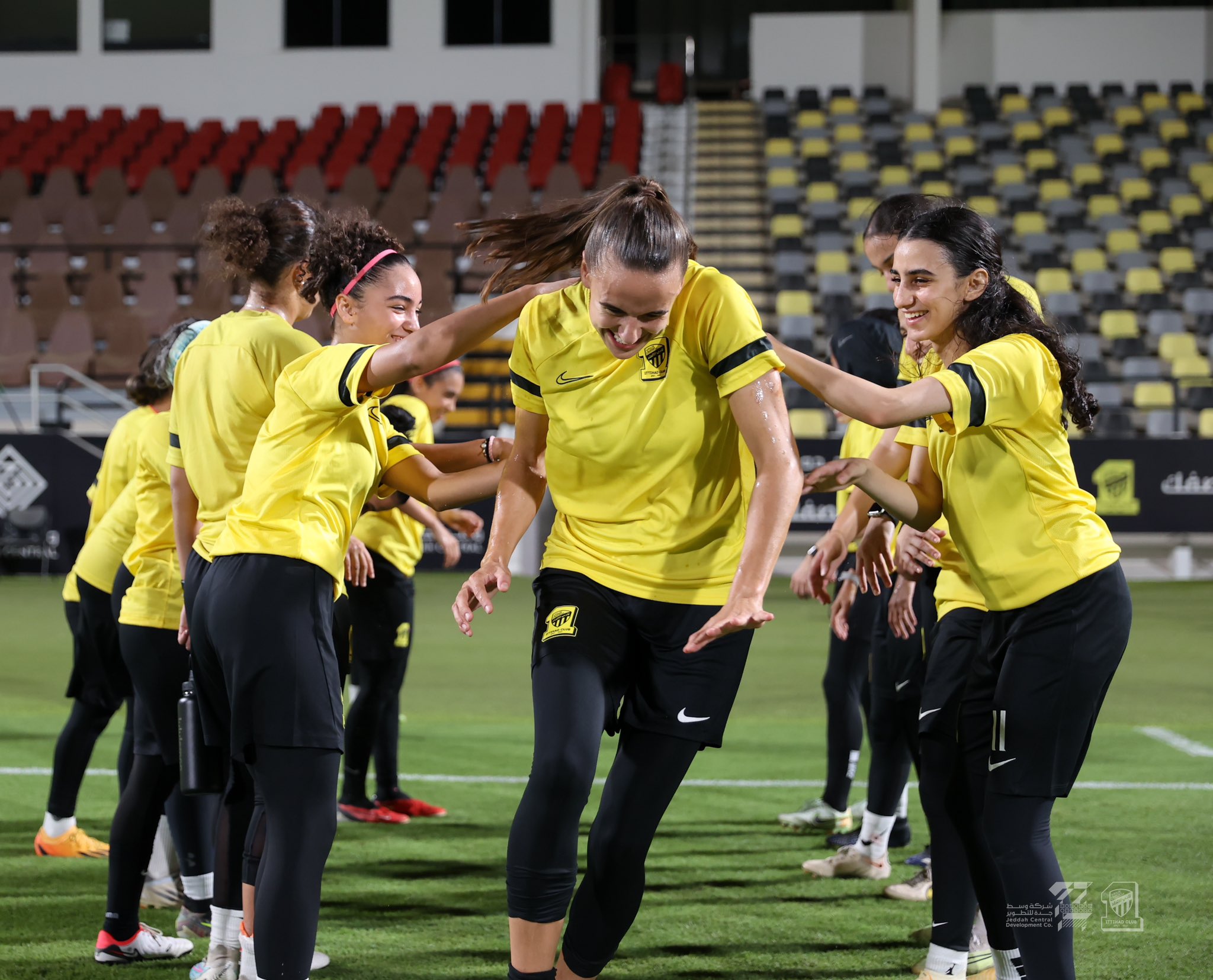 Ashleigh Plumptre being welcomed by her new team-mates at Al-Ittihad. (X/@ittiladiesclub)