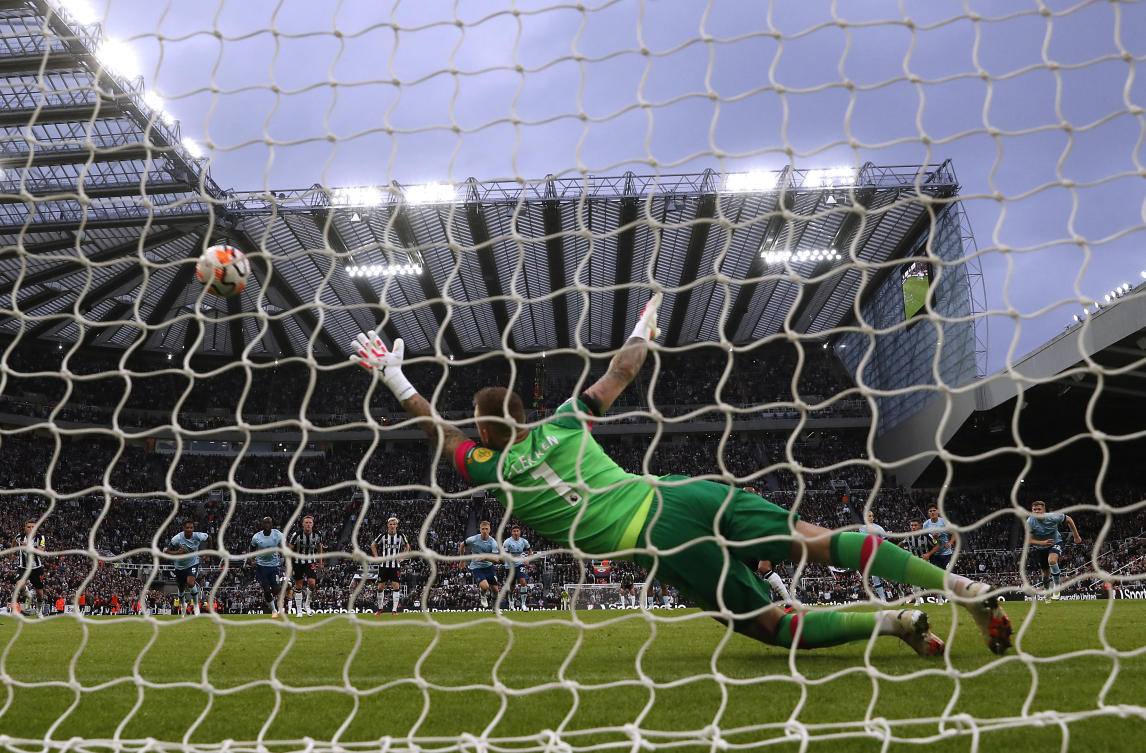 Newcastle United's Callum Wilson scores their first goal from the penalty spot past Brentford's Mark Flekken. (Action Images via Reuters)