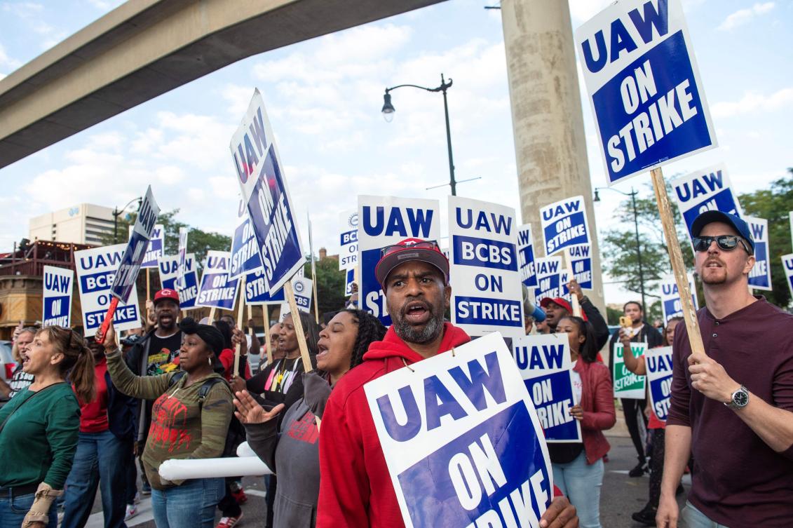 Union negotiators and representatives of General Motors, Ford and Stellantis resumed talks on Saturday, a day after the UAW initiated the most ambitious US industrial labor action in decades. (AFP)