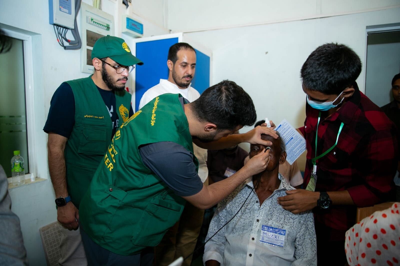 A volunteer with Saudi Arabia’s aid agency KSrelief examines a patient in Kattankudy, Sri Lanka. KSrelief ran the Saudi Noor Volunteer Program in Sri Lanka from Sept. 6 to 16, 2023. (Saudi Embassy in Colombo)