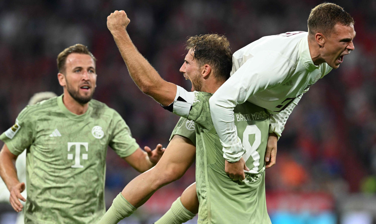 Bayern Munich's German midfielder Leon Goretzka (C) celebrates scoring the 2-1 goal with his teammates English forward Harry Kane (L) and German midfielder Joshua Kimmich during their Bundesliga football match against Bayer Leverkusen in Munich on Sept. 15, 2023. (AFP)
