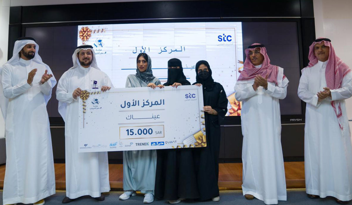 Developers who win the first prize, amounting SAR 15,000, by "Your Eyes" project from the University of Jeddah, an AI technology to explore the environment for the visually impaired persons. (Supplied)