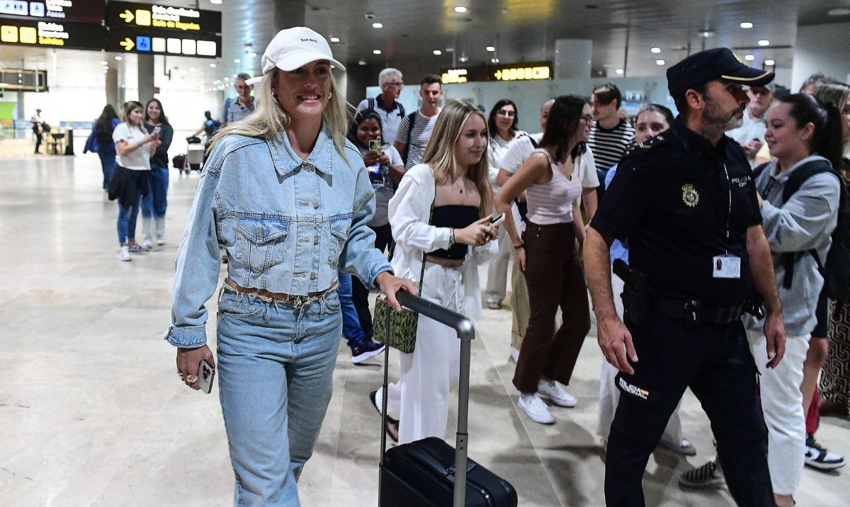 Striking Spain players arrive at training camp as dispute continues