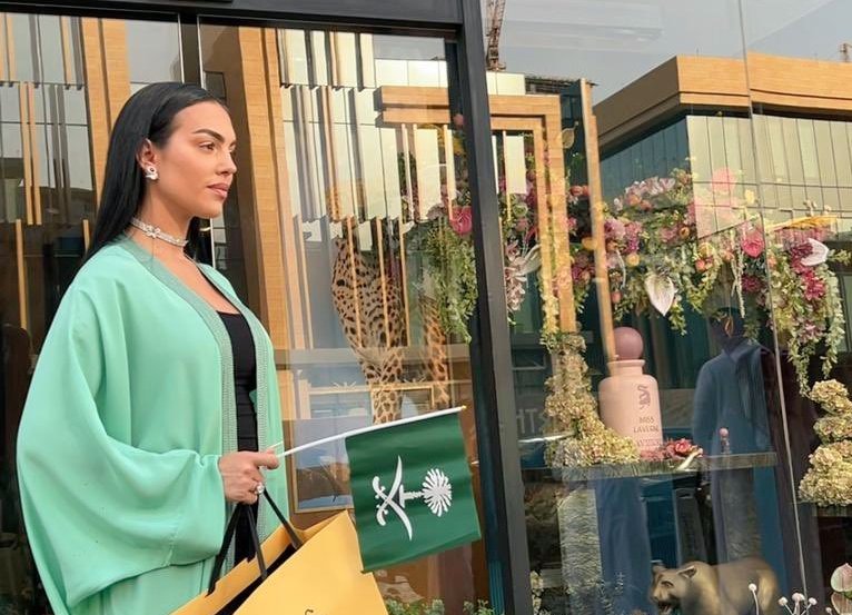 Georgina Rodriguez held the Kingdom’s flag in honor of the country’s 93rd national day. (Twitter)