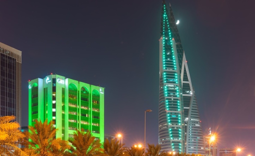 Bahrain landmarks and vital facilities lit up in green color and hoisted Saudi Arabia’s national flag in a nod to the Kingdom’s 93rd National Day. (BNA)