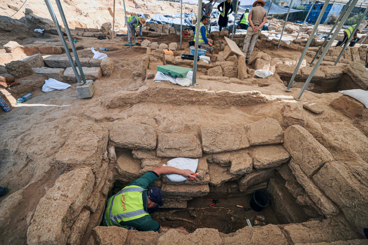 Four tombs discovered in Roman necropolis in Gaza