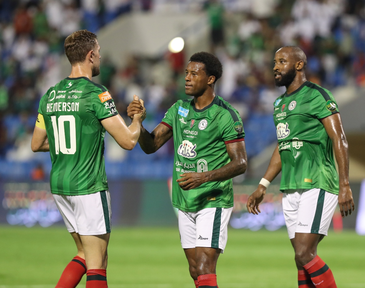 Gini Wijnaldum celebrates scoring Ettifaq's opener against Jeddah with colleague Jordan Henderson. (Twitter/@Ettifaq_EN)