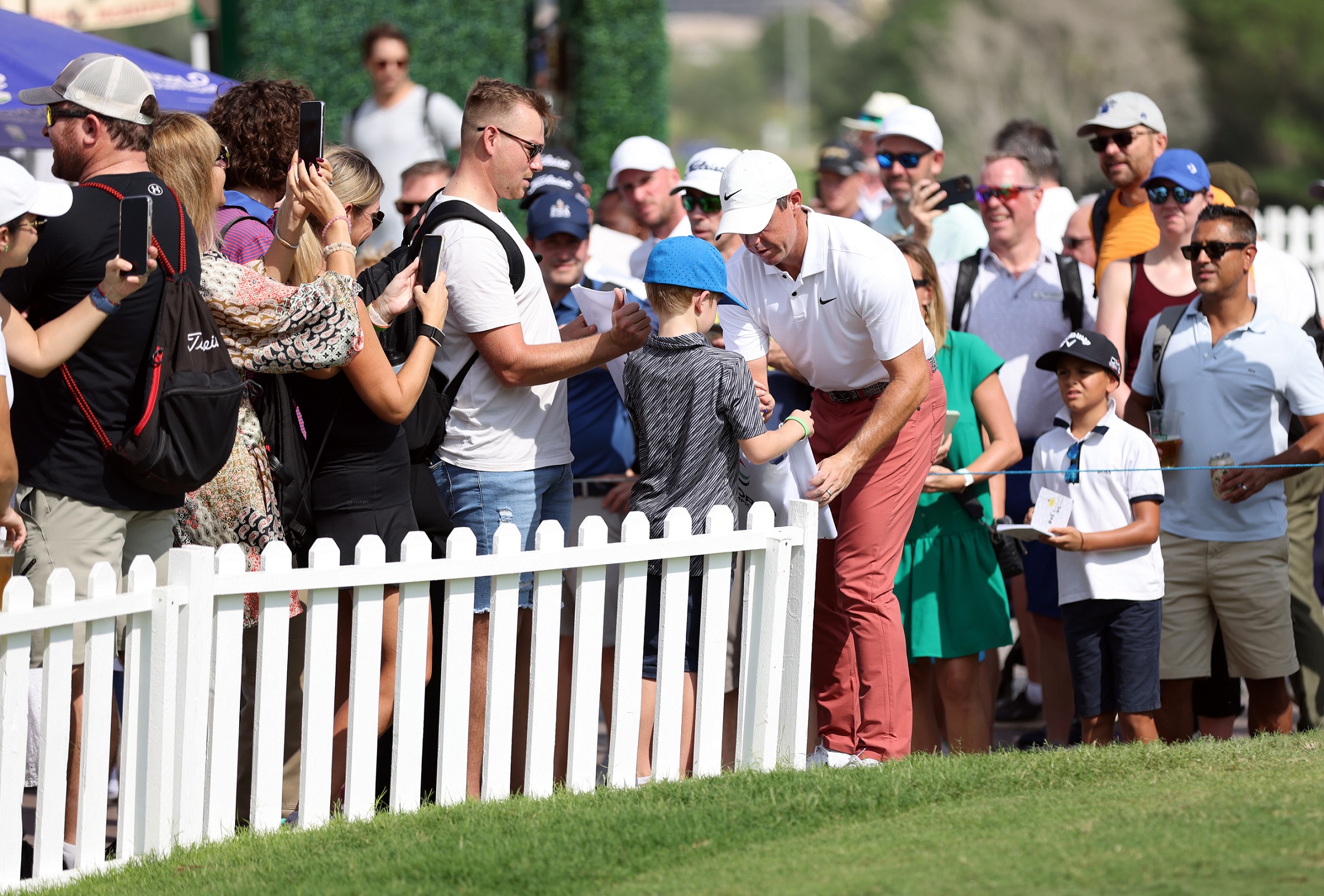 Rory McIlroy signs autographs for fans at the DP World Tour Championship in Dubai (DP World Tour)