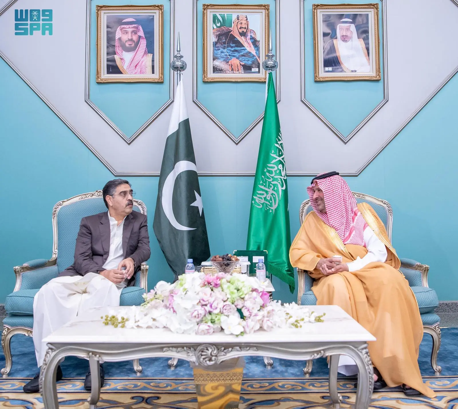 Pakistan’s caretaker Prime Minister Anwaar-ul-Haq Kakar visits and prays in the Prophet’s Mosque in Madinah. (SPA)