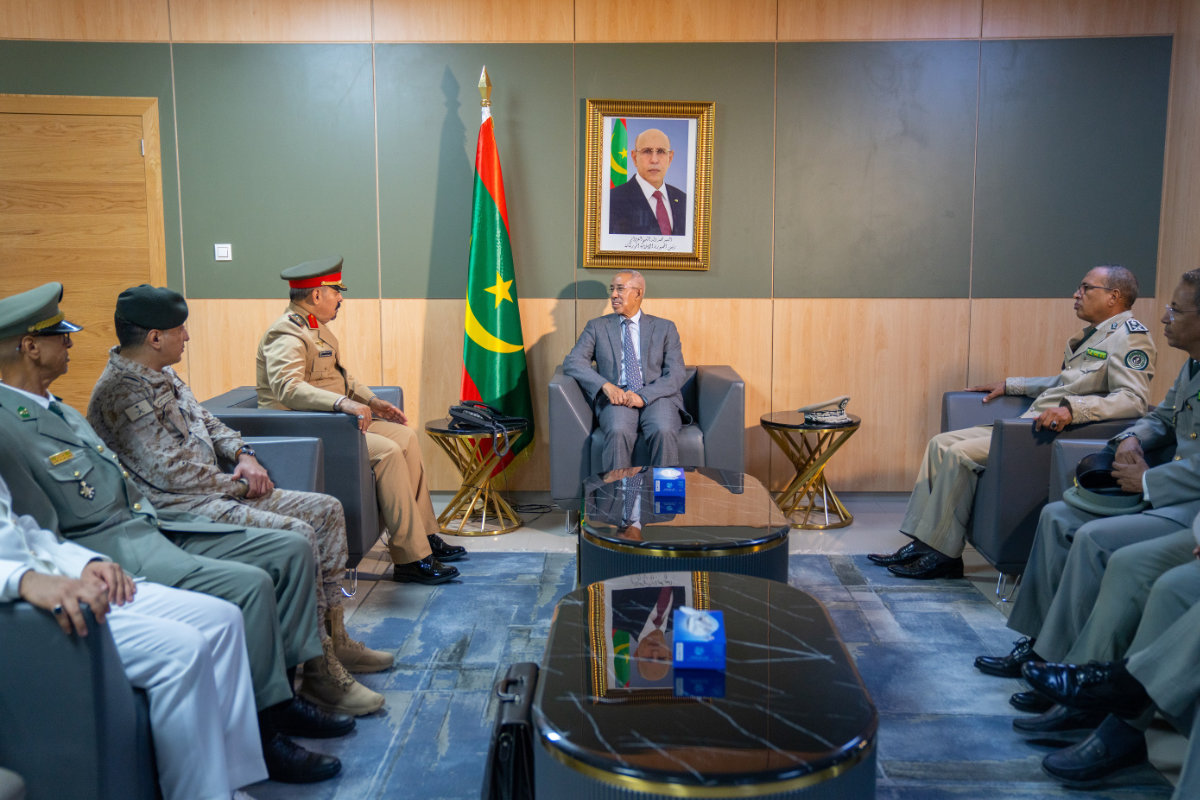 Defense Minister Hanena Ould Sidi (center) meeting with Maj. Gen. Mohammed bin Saeed Al-Moghedi, IMCTC secretary-general, in Nouakchott on Sept. 27, 2023. (IMCTC photo)