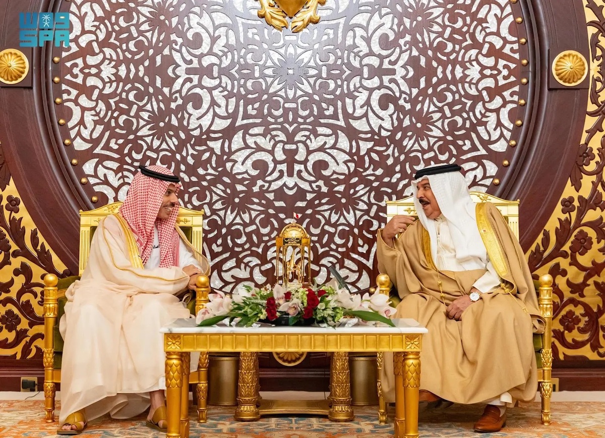 Saudi FM Prince Faisal bin Farhan and Bahrain’s King Hamad. (SPA)