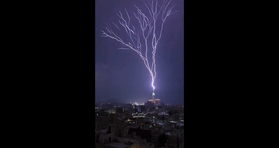 Lightning branches up from Makkah's clock tower like a tree. (Via X.com)