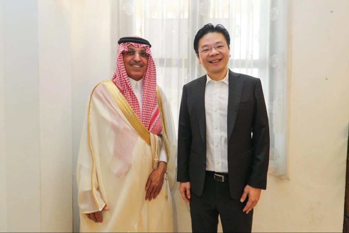 Saudi Arabia’s Finance Minister Mohammed Al-Jadaan meets his Singaporean counterpart Lawrence Wong. (Twitter/@MAAljadaan)