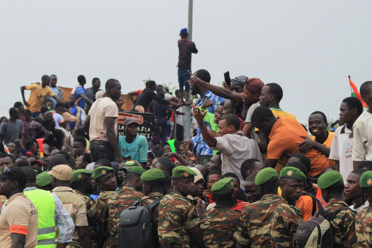 Huge protests in Niger call for French forces to leave after coup