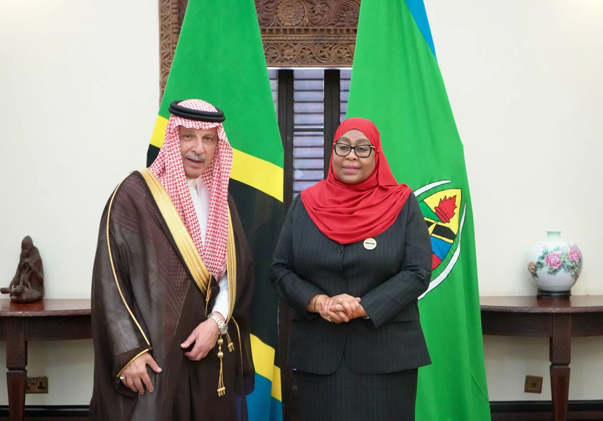 Tanzania’s President Samia Suluhu Hassan receives Saudi Royal Court Adviser Ahmed bin Abdulaziz Kattan in Dar es Salaam on Monday. (SPA)