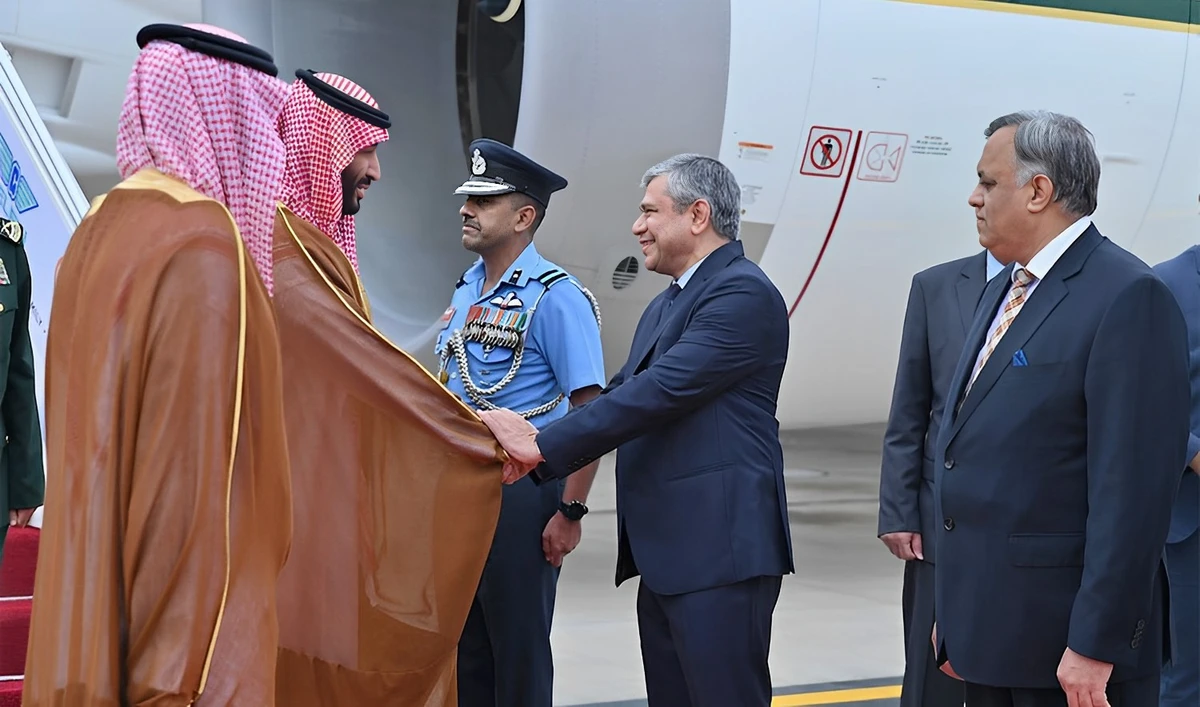 Saudi Arabia’s Crown Prince Mohammed bin Salman is welcomed by top Indian officials upon his arrival in New Delhi. (Twitter: @g20org)