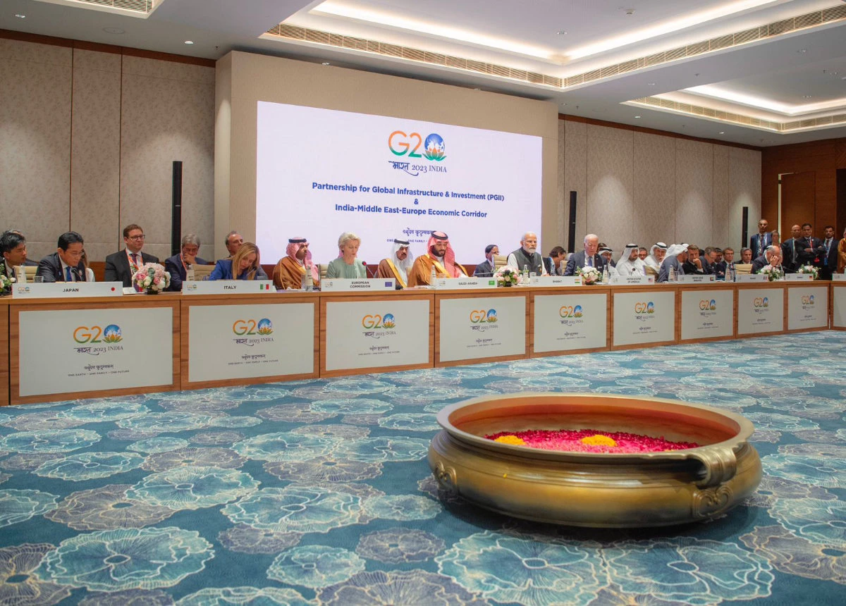 Saudi Arabia's Crown Prince and Prime Minister Mohammed bin Salman (front, 4L), Indian Prime Minister Narendra Modi (C) and US President Joe Biden attend a session at the G20 summit in New Delhi on September 9, 2023. (SPA)