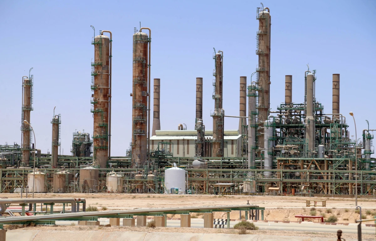 A picture taken on June 3, 2020 shows an oil refinery in Libya's northern town of Ras Lanuf. Libya's National Oil Company said Monday it had restarted production at Al-Fil oil field, closed since January by the forces of eastern military strongman Khalifa Haftar. (AFP)