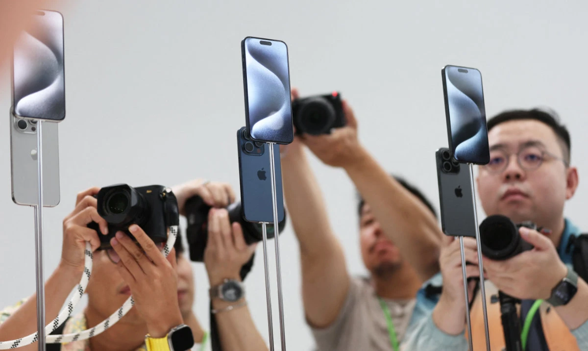 Attendees look at brand new Apple products during an Apple event on September 12, 2023 in Cupertino, California. Apple revealed its lineup of the latest iPhone 15 versions as well as other product upgrades during the event. (AFP)