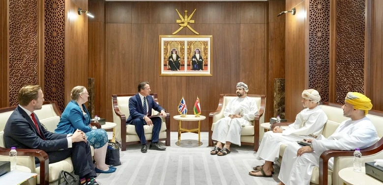 The Minister of Commerce, Industry, and Investment Promotion of Oman Qais bin Mohammed Al-Yousef held discussions with Nigel Huddleston, the UK’s business minister. (ONA)