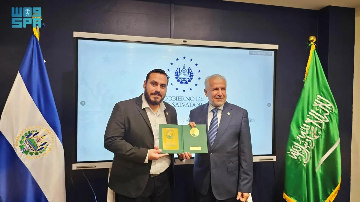 KSrelief Chief Dr. Abdullah Al-Rabeeah meets with El Salvador’s Minister of Health Dr. Francisco Montoya. (SPA)
