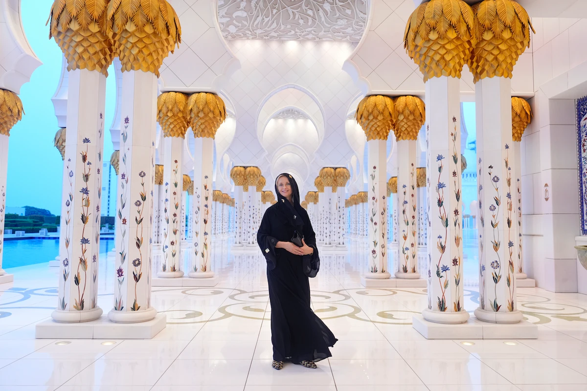 Ambassador Martina Strong ambassador and the accompanying delegation later toured the halls and external corridors of the mosque. (WAM)