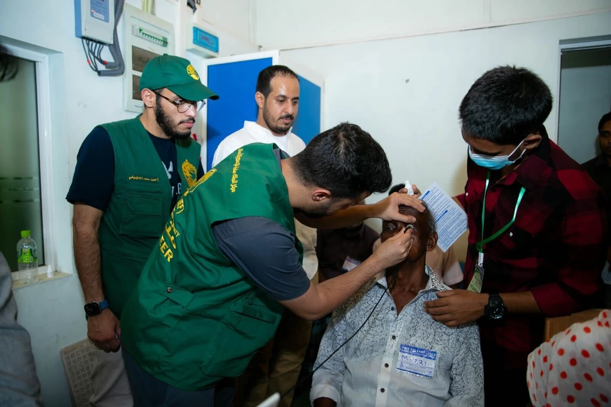 A volunteer with Saudi Arabia’s aid agency KSrelief examines a patient in Kattankudy, Sri Lanka. KSrelief ran the Saudi Noor Volunteer Program in Sri Lanka from Sept. 6 to 16, 2023. (Saudi Embassy in Colombo)