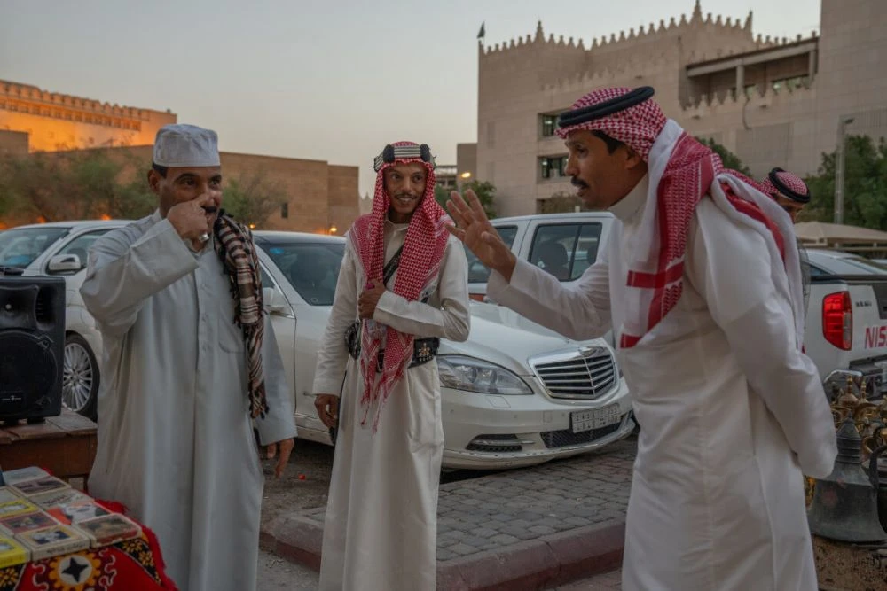 Placing the index finger of the right hand on the nose shows sincerity and willingness to help. (AN Photo/Huda Bashatah)