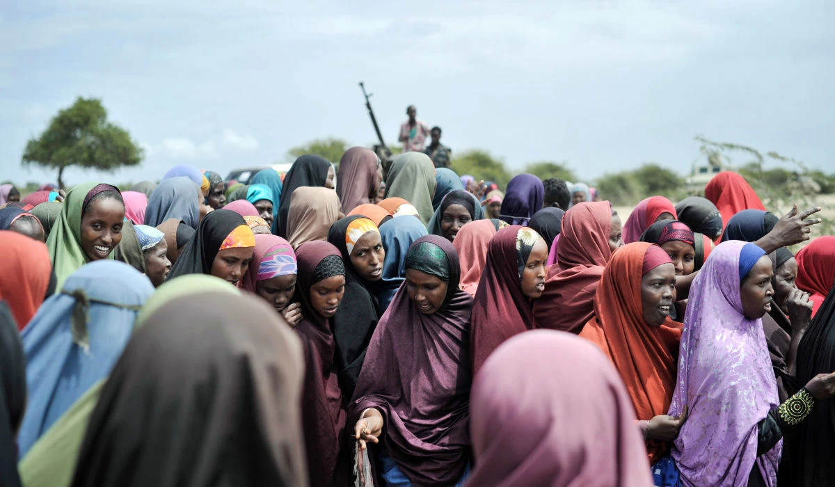 Internally displaced women lining up at a food distribution center in Afgoye, Somalia. (AFP file photo)