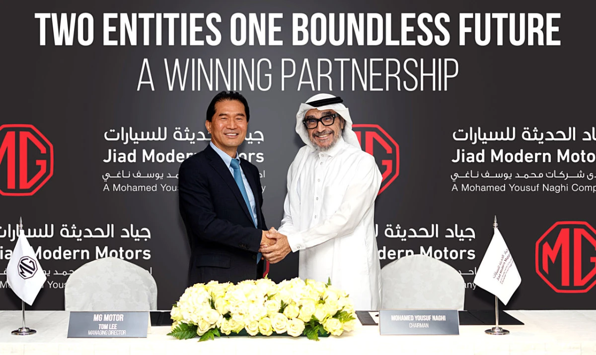 MG Motor’s Managing Director for MENA Tom Lee and Mohamed Yousuf Naghi, chairman of Mohammed Yousuf Naghi Group, attend the signing ceremony.