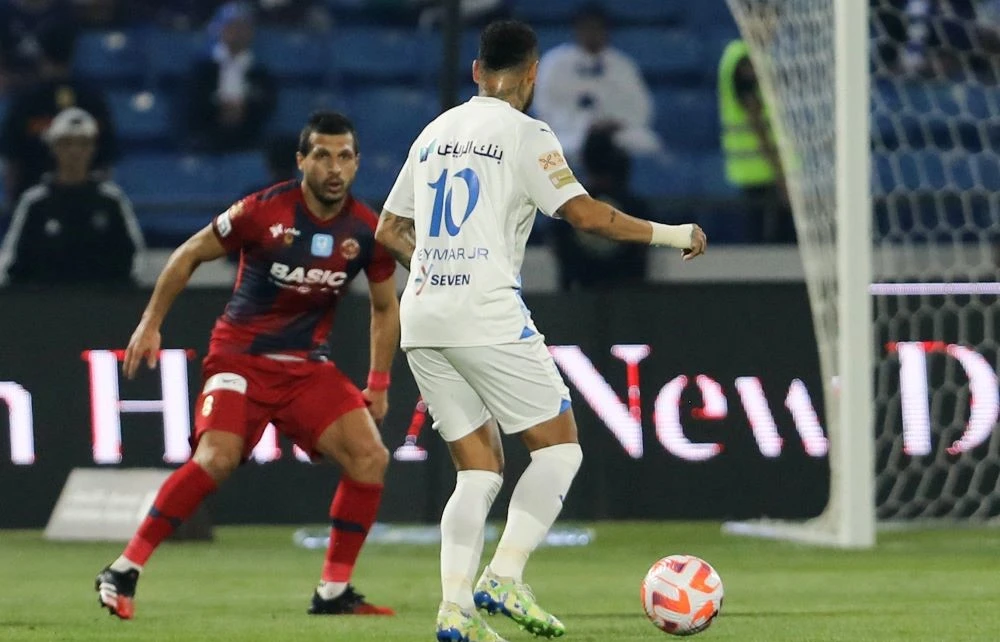 Hilal’s Brazilian forward Neymar takes on Damac’s Egyptian midfielder Tarek Hamed, Prince Sultan bin Abdul Aziz Stadium, Abha, Sept. 21, 2023. (AFP)