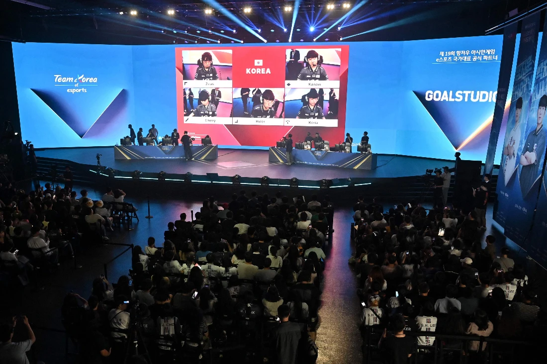 Esports League of Legends South Korean (L) and Vietnamese (R) national teams preparing for a friendly match ahead of the Asian Games in Gwangmyeong. (File/AFP)