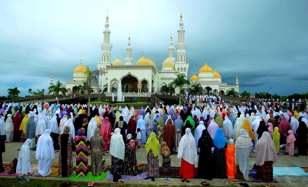 Filipino Muslims offer prayers at the Sultan Hassanal Bolkiah Grand Mosque in the Philippine city of Cotabato on July 6, 2016. (AFP)