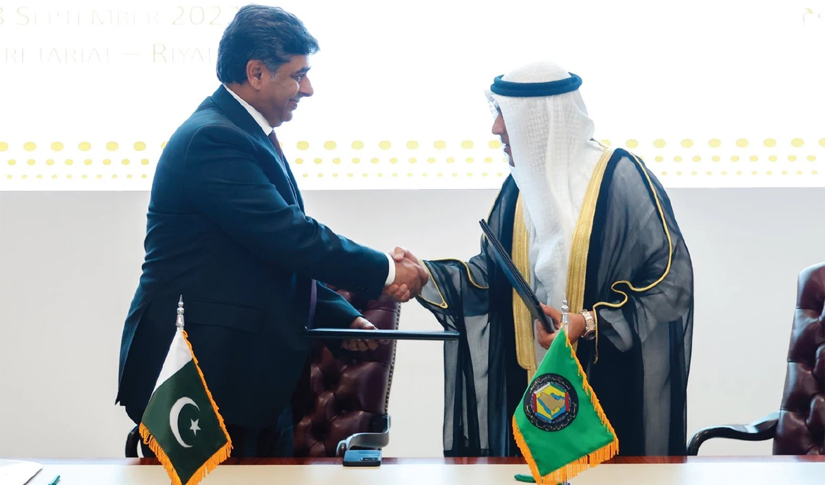 Secretary General of the Gulf Cooperation Council (GCC), Jassem Mohamed Albudaiwi, right, and Dr. Gohar Ejaz, Pakistan's minister of commerce shake hands after signing preliminary Free Trade Agreement (FTA) between the GCC and Pakistan in Riyadh, Saudi Arabia on September 28, 2023. (Photo courtesy: GCC)