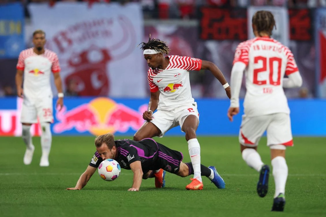 Bayern Munich’s English forward Harry Kane and Leipzig’s French defender Mohamed Simakan vie for the ball during their Bundesliga match in Leipzig, eastern Germany on Sept. 30, 2023. (AFP)